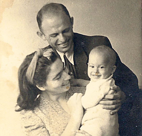 1942. אברהם קוזניצקי הפעוט עם הוריו חיה אסתר ושמואל, בתל אביב 1942. אברהם קוזניצקי הפעוט עם הוריו חיה אסתר ושמואל, בתל אביב