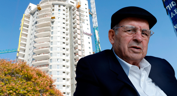 אברהם קוזניצקי, בעל השליטה במנרב אברהם קוזניצקי, בעל השליטה במנרב