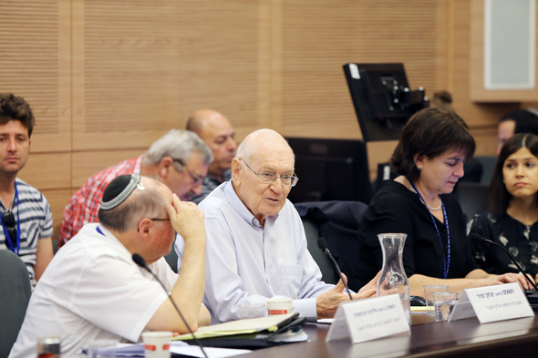שני משמאל פרופ' יצחק זמיר שני משמאל פרופ' יצחק זמיר