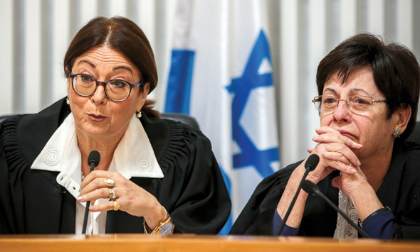 נשיאת העליון היוצאת מרים נאור (מימין) והנכנסת אסתר חיות. "אני חלק מהמערכת וגם מהמבקרות הגדולות שלה" נשיאת העליון היוצאת מרים נאור (מימין) והנכנסת אסתר חיות. "אני חלק מהמערכת וגם מהמבקרות הגדולות שלה"