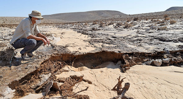פקח רשות שמורות הטבע דוגם את נזקי דליפת החומצה לנחל אשלים פקח רשות שמורות הטבע דוגם את נזקי דליפת החומצה לנחל אשלים