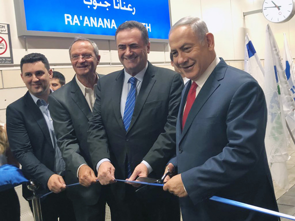חונכים את הקו החדש. מימין בנימין נתניהו, ישראל כץ, זאב בילסקי ואיתן גינזבורג חונכים את הקו החדש. מימין בנימין נתניהו, ישראל כץ, זאב בילסקי ואיתן גינזבורג