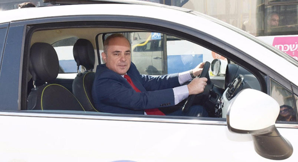 שר האנרגיה יובל שטייניץ ברכב ניסוי לשימוש ב תערובת מתנול ובנזין (ארכיון) שר האנרגיה יובל שטייניץ ברכב ניסוי לשימוש ב תערובת מתנול ובנזין (ארכיון)