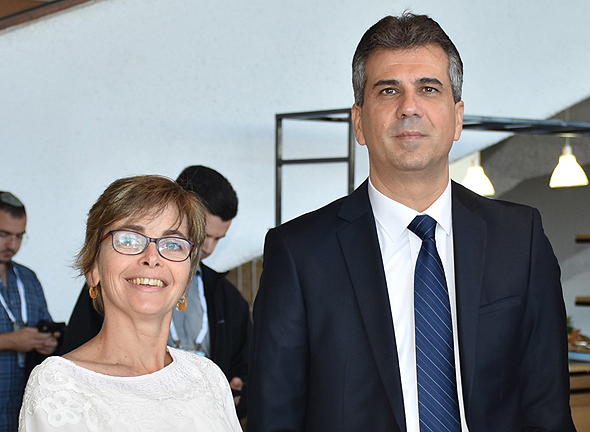 מימין: שר הכלכלה אלי כהן והממונה על הגבלים עסקיים מיכל הלפרין מימין: שר הכלכלה אלי כהן והממונה על הגבלים עסקיים מיכל הלפרין