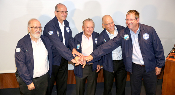 מימין לשמאל עופר דורון מנהל מפעל חלל בתעשייה האווירית ד"ר עידו ענתבי מנכ"ל עמותת SpaceIL מוריס מימין לשמאל עופר דורון מנהל מפעל חלל בתעשייה האווירית ד"ר עידו ענתבי מנכ"ל עמותת SpaceIL מוריס