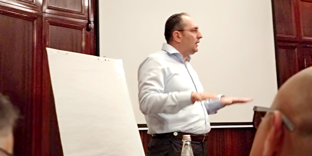 מוטי בן־משה למחזיקי האג"ח: "אני סובל ואוכל מרורים, אבל אני פה לומר שאני רוצה לסגור"