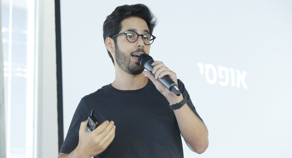 ליאור פרנקל בוועידה. "העולם השתנה גם מבחוץ, הוא רועד מתחתינו, הוא מתחיל לאיים על מה שאנחנו עושים בעבודה שלנו" ליאור פרנקל בוועידה. "העולם השתנה גם מבחוץ, הוא רועד מתחתינו, הוא מתחיל לאיים על מה שאנחנו עושים בעבודה שלנו"