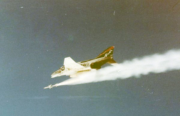מטוס פאנטום משגר טיל AIM7 מונחה מכ"מ. הדור הראשון של הטיל היה בלתי אמין, אך ביצועיו השתפרו בהתמדה, צילום: MIdwaySailor - Bud Taylor