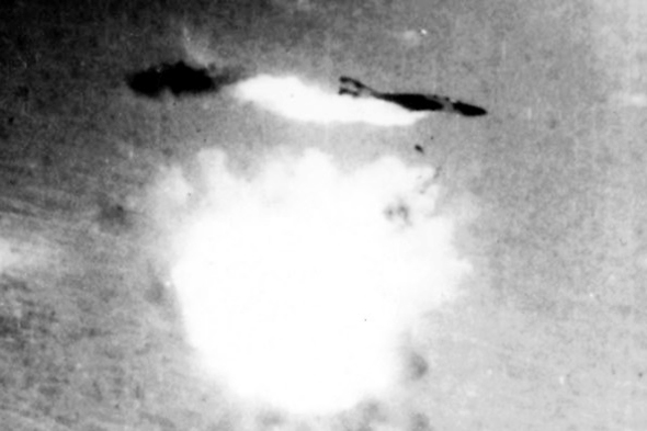 מטוס פאנטום שנפגע מטיל קרקע אוויר