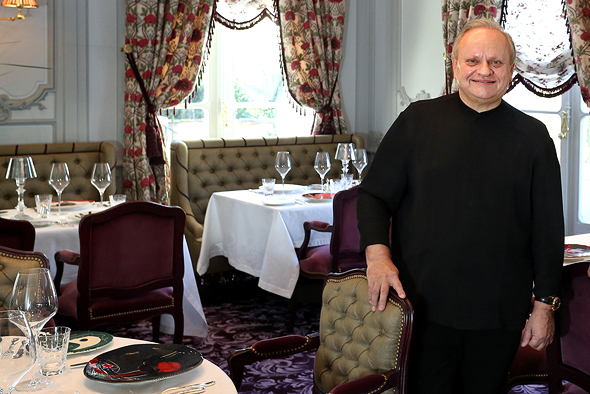 השף רובישון באחת ממסעדותיו "La Grande maison" בצרפת. נודע בין היתר בזכות הפירה המפורסם שלו, צילום: אם סי טי
