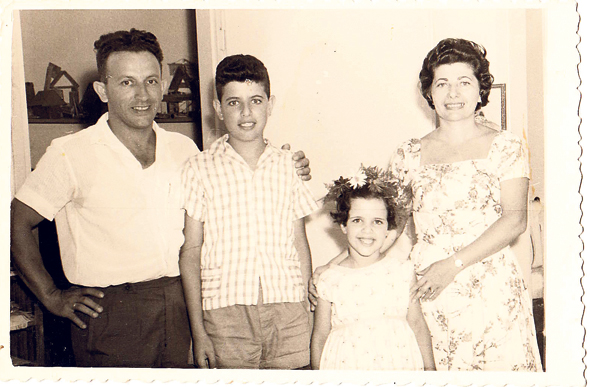 1960. הילה גרסטל בת ה־5 עם אחיה יאיר (12) והוריהם יוכבד וברוך, בהרצליה