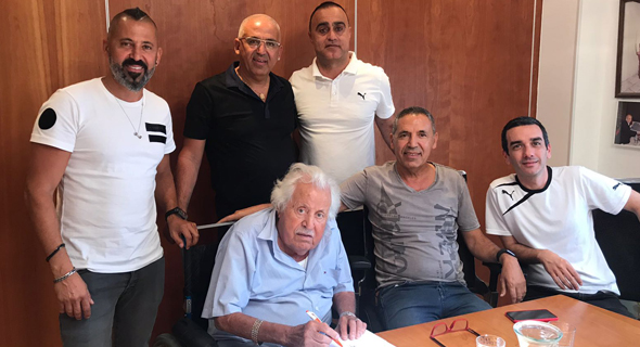 משה אביסרור נשיא חברת אביסרור משה ובניו יחד עם בניו משה אביסרור נשיא חברת אביסרור משה ובניו יחד עם בניו