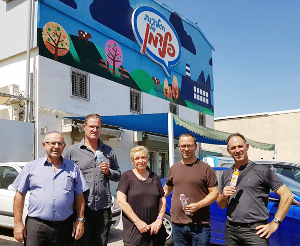 בכירים בחברת פלדמן. מימין: שי שלו, ריצ'י הנטר, דינה שלו, דרור אשל וחיים הובר בכירים בחברת פלדמן. מימין: שי שלו, ריצ'י הנטר, דינה שלו, דרור אשל וחיים הובר
