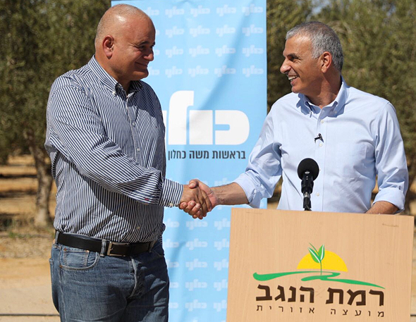 מימין: שר האוצר כחלון ומזכ"ל תנועת המושבים צור, בשבוע שעבר מימין: שר האוצר כחלון ומזכ"ל תנועת המושבים צור, בשבוע שעבר