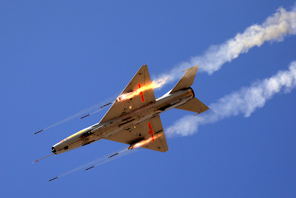 מטוס J7 סיני משגר רקטות לעבר מטרה קרקעית מטוס J7 סיני משגר רקטות לעבר מטרה קרקעית