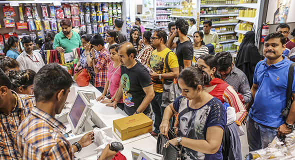 Retail shoppers. Photo: Bloomberg Retail shoppers. Photo: Bloomberg