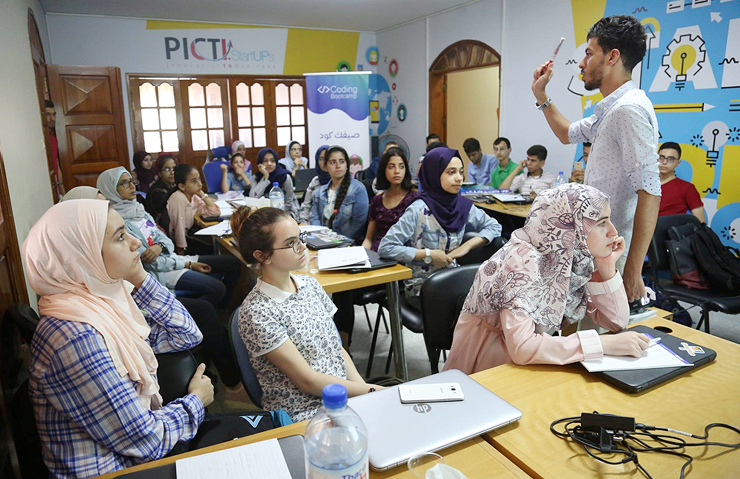 קורס תכנות לנוער של חממת PICTI. כל החממות מציעות פעילויות לילדים ונערים, כי "גם הם חולמים להקים סטארט־אפים" קורס תכנות לנוער של חממת PICTI. כל החממות מציעות פעילויות לילדים ונערים, כי "גם הם חולמים להקים סטארט־אפים"