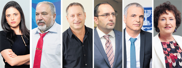 מימין: נגידת בנק ישראל קרנית פלוג, שר האוצר משה כחלון, בעל השליטה באלון רבוע כחול מוטי בן־משה, מנכ"ל סודהסטרים דניאל בירנבאום, שר הביטחון אביגדור ליברמן ושרת המשפטים איילת שקד. בין המשתתפים מימין: נגידת בנק ישראל קרנית פלוג, שר האוצר משה כחלון, בעל השליטה באלון רבוע כחול מוטי בן־משה, מנכ"ל סודהסטרים דניאל בירנבאום, שר הביטחון אביגדור ליברמן ושרת המשפטים איילת שקד. בין המשתתפים