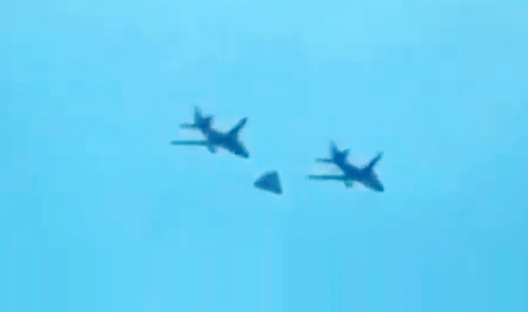 תמונת מטוס משולש נוסף. האם זהו האורורה? תמונת מטוס משולש נוסף. האם זהו האורורה?