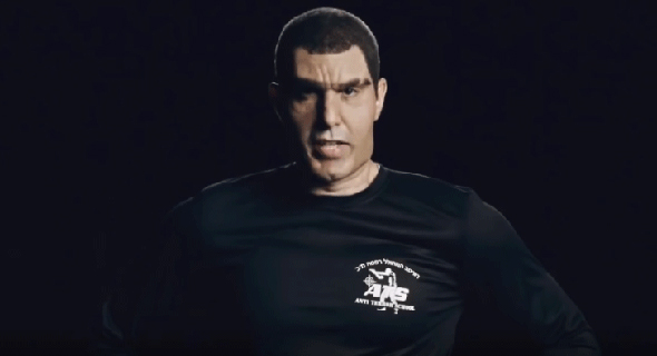 דמותו של ערן מורד, שמגלם סשה ברון כהן בסדרה "מי זו אמריקה?" דמותו של ערן מורד, שמגלם סשה ברון כהן בסדרה "מי זו אמריקה?"
