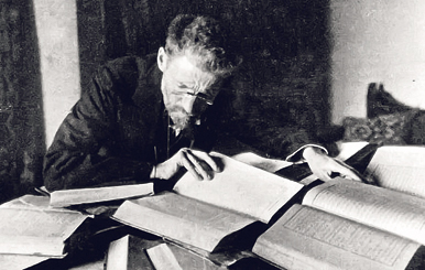 אליעזר בן־יהודה בחדר העבודה שלו בירושלים. "הוא היה איש ריב ומדון, התקוטט עם כל העולם" אליעזר בן־יהודה בחדר העבודה שלו בירושלים. "הוא היה איש ריב ומדון, התקוטט עם כל העולם"