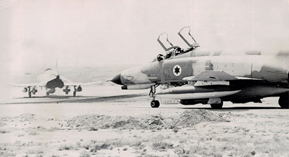 מטוסי פאנטום של חיל האוויר הישראלי נערכים להמראה מטוסי פאנטום של חיל האוויר הישראלי נערכים להמראה