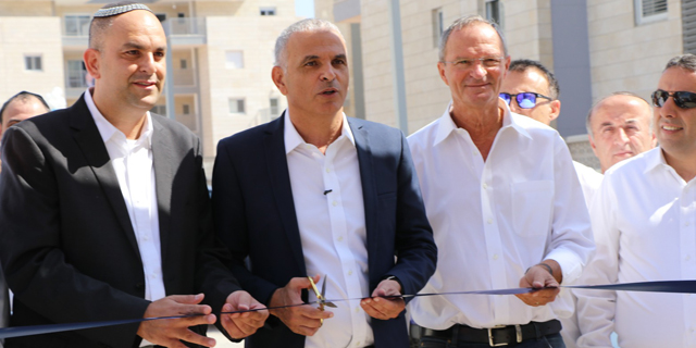 כחלון עולה למתקפה: "יש צבא שלם שנלחם בנו כדי שלזוגות הצעירים לא תהיה דירה"