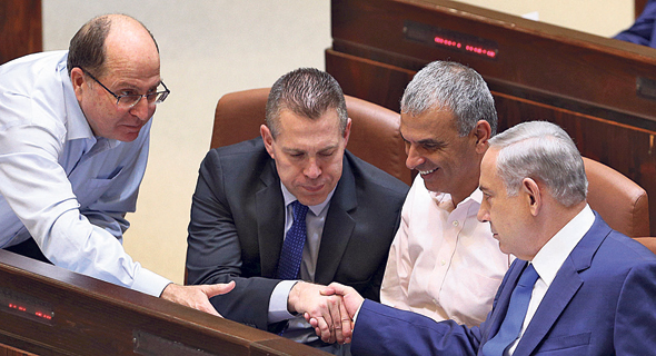 מימין: ראש הממשלה בנימין נתניהו, שר האוצר משה כחלון, השר לביטחון פנים גלעד ארדן ושר הביטחון דאז מימין: ראש הממשלה בנימין נתניהו, שר האוצר משה כחלון, השר לביטחון פנים גלעד ארדן ושר הביטחון דאז