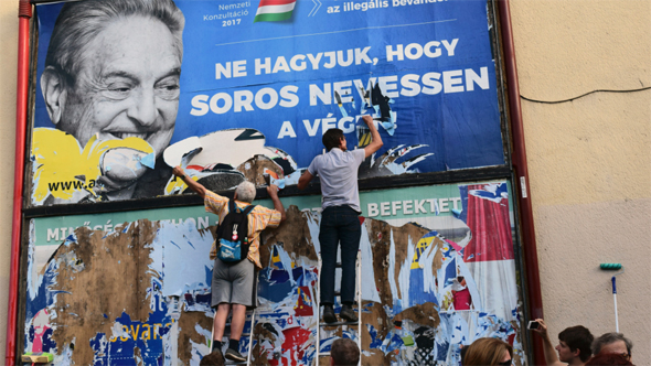 פעילים חברתיים מסירים שלט חוצות נגד ג'ורג' סורוס בהונגריה