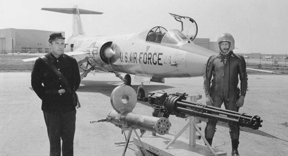 מטוס ה-F104 ולצידו תותח הוולקן והמקלע של ריצרד גאטלינג מטוס ה-F104 ולצידו תותח הוולקן והמקלע של ריצרד גאטלינג