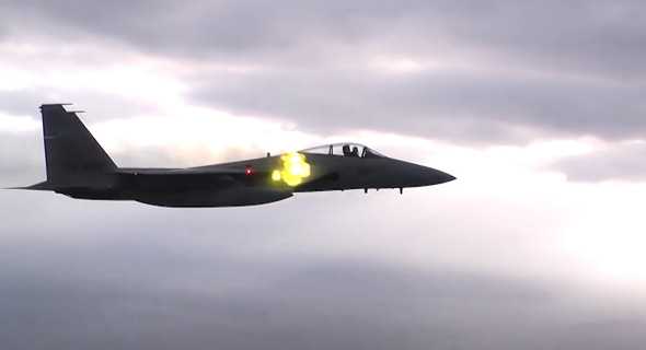 מטוס F15 יפני יורה בתותח הוולקן שמותקן בשורש הכנף שלו מטוס F15 יפני יורה בתותח הוולקן שמותקן בשורש הכנף שלו