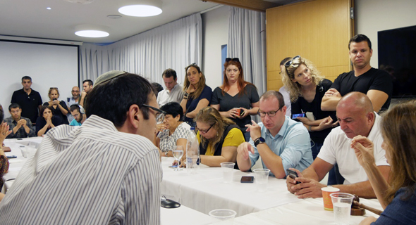 עובדי ערוץ 10 בישיבת מועצת הרשות השנייה עובדי ערוץ 10 בישיבת מועצת הרשות השנייה