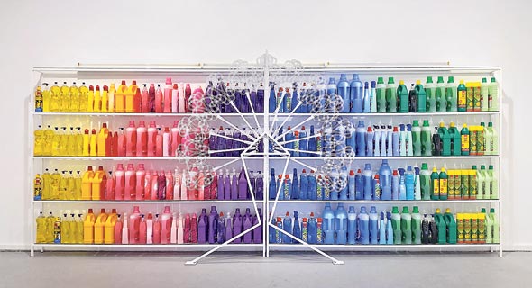 מיצב מצינורות שקופים, צבעים וחומרי ניקוי בתערוכת הגמר של גרינברג בשנקר