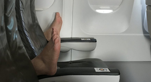 תעופה טיסה רגליים נעליים נוסעים, צילום: Jessie Char