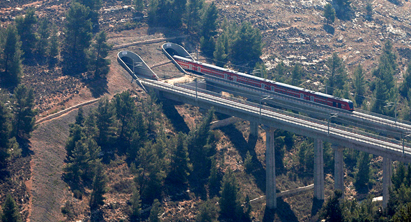 רכבת ישראל בכניסה למנהרה בקו תל אביב ירושלים