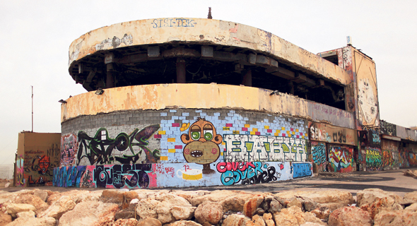מבנה הדולפינריום עמד מוזנח שנים בניגוד להסכם החכירה. זה לא הפריע לעירייה לחלק על כך מתנות מבנה הדולפינריום עמד מוזנח שנים בניגוד להסכם החכירה. זה לא הפריע לעירייה לחלק על כך מתנות