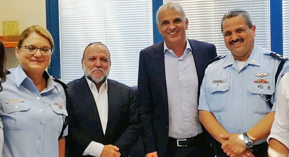 חתימת ההסכם ביום שלישי. מימין: מפכ"ל המשטרה רוני אלשיך, שר האוצר משה כחלון, סגנו יצחק כהן, וראש אגף כוח אדם במשטרה גילה גזיאל חתימת ההסכם ביום שלישי. מימין: מפכ"ל המשטרה רוני אלשיך, שר האוצר משה כחלון, סגנו יצחק כהן, וראש אגף כוח אדם במשטרה גילה גזיאל