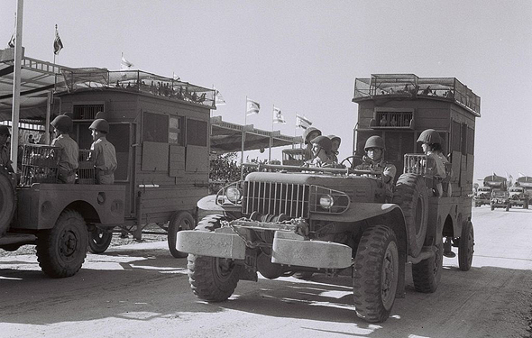 קומנדקר של חיל הקשר הישראלי נושא שובך נייד קומנדקר של חיל הקשר הישראלי נושא שובך נייד