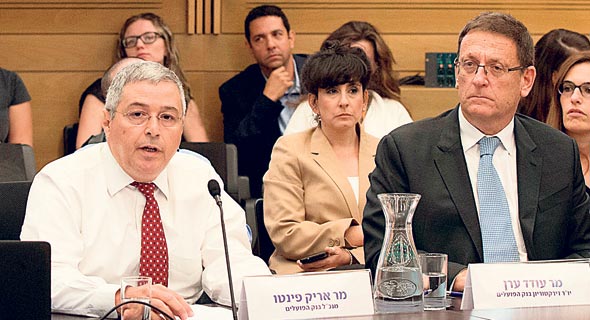 מימין: יו"ר בנק הפועלים עודד ערן והמנכ"ל אריק פינטו, אתמול בכנסת מימין: יו"ר בנק הפועלים עודד ערן והמנכ"ל אריק פינטו, אתמול בכנסת
