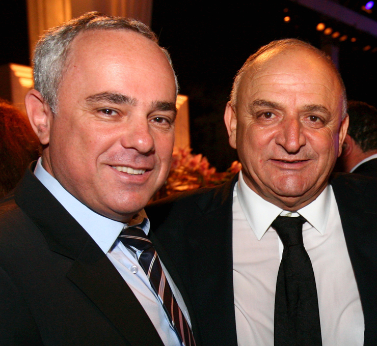 תשובה (מימין) ושטייניץ בחתונת בתו של תשובה. "גם שטייניץ וגם שני השרים שקדמו לו לא הצליחו לקדם את הסדרת הגבול עם קפריסין" תשובה (מימין) ושטייניץ בחתונת בתו של תשובה. "גם שטייניץ וגם שני השרים שקדמו לו לא הצליחו לקדם את הסדרת הגבול עם קפריסין"