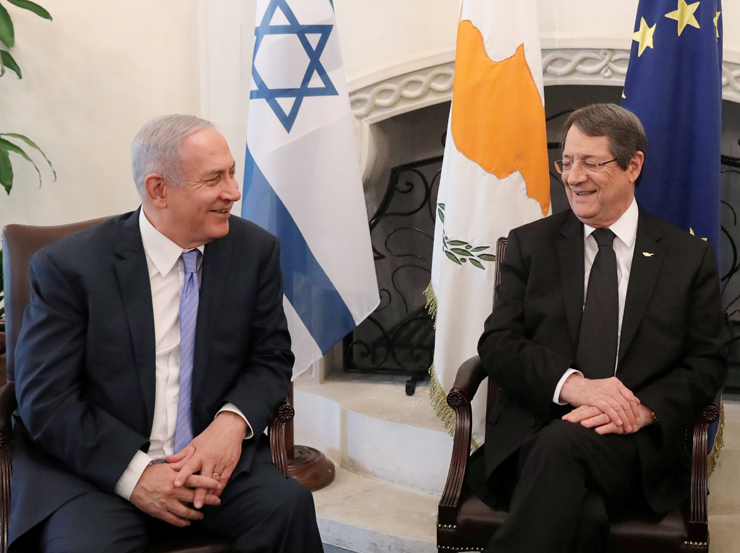 נשיא קפריסין ניקוס אנסטסיאדיס (מימין) ונתניהו בפסגה בקפריסין במאי. "מדינת ישראל לא עושה שום מאמץ כדי לדרוש את חלקה" נשיא קפריסין ניקוס אנסטסיאדיס (מימין) ונתניהו בפסגה בקפריסין במאי. "מדינת ישראל לא עושה שום מאמץ כדי לדרוש את חלקה"