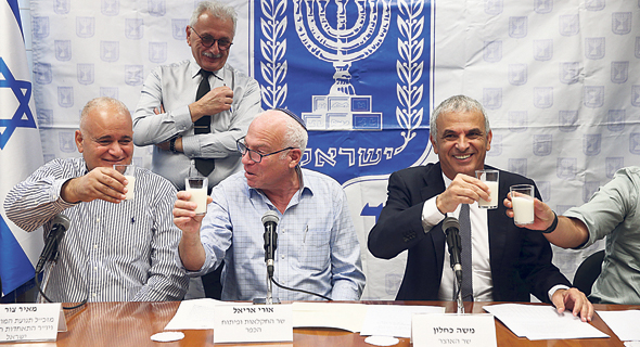 מימין: שר האוצר משה כחלון, שר החקלאות אורי אריאל ומזכ"ל תנועת המושבים מאיר צור, אתמול. מיהרו להשיק כוסות חלב מימין: שר האוצר משה כחלון, שר החקלאות אורי אריאל ומזכ"ל תנועת המושבים מאיר צור, אתמול. מיהרו להשיק כוסות חלב