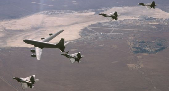 מטוסי F22 במהלך תדלוק אווירי. הפלת את המתדלק? הגבלת את היריב מטוסי F22 במהלך תדלוק אווירי. הפלת את המתדלק? הגבלת את היריב