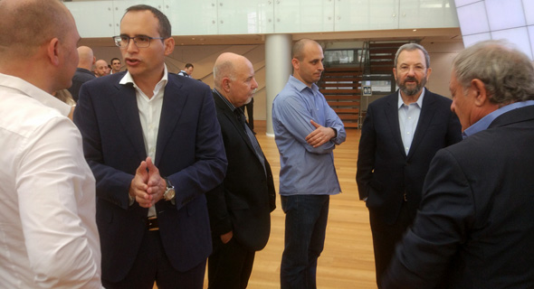 מימין: אהוד ברק בטקס פתיחת המסחר בבורסה מימין: אהוד ברק בטקס פתיחת המסחר בבורסה
