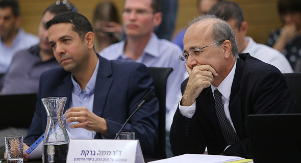 מימין ד"ר משה ברקת ממונה על שוק הון וסגנו יואב גפנ מימין ד"ר משה ברקת ממונה על שוק הון וסגנו יואב גפנ