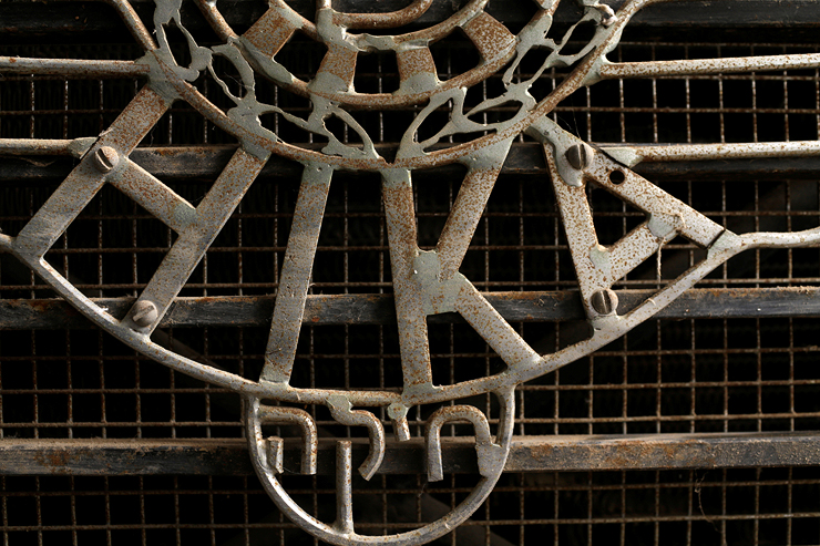 סמל המותג "חיקה" על אחת המכוניות סמל המותג "חיקה" על אחת המכוניות