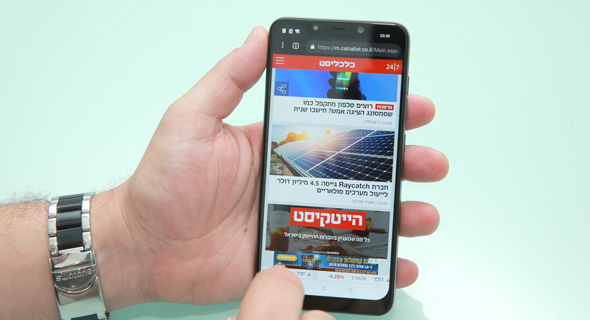 מסך בהיר וקריא. שימו לב לפינות המעוגלות בתחתית התצוגה מסך בהיר וקריא. שימו לב לפינות המעוגלות בתחתית התצוגה