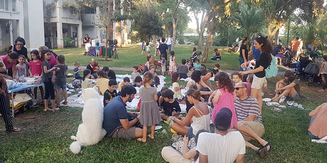 ערימה של חבר'ה על הדשא