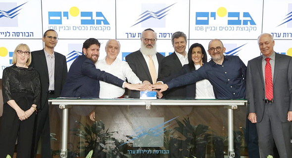 הנהלת גב ים, הבוקר בפתיחת המסחר בבורסה. מימין אמנון נויבך, מרק זק, סגי איתן, אלחנדרו אלשטיין, אדוארדו אלשטיין, אבי יעקובוביץ’, שולם לפידות, איתי בן זאב וחני שטרית בך הנהלת גב ים, הבוקר בפתיחת המסחר בבורסה. מימין אמנון נויבך, מרק זק, סגי איתן, אלחנדרו אלשטיין, אדוארדו אלשטיין, אבי יעקובוביץ’, שולם לפידות, איתי בן זאב וחני שטרית בך