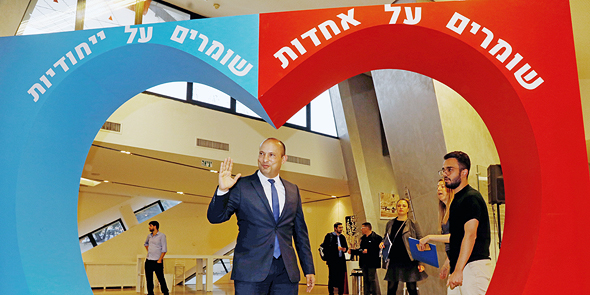שר החינוך נפתלי בנט. בזכות שורת מינויים במועצה להשכלה גבוהה הצליח לשפר את מעמדם של אוניברסיטת אריאל והמרכז הבינתחומי ‑ על חשבון המוסדות הוותיקים שהוא רואה בהם "מגרש ביתי של שוברים שתיקה והשמאל הקיצוני" שר החינוך נפתלי בנט. בזכות שורת מינויים במועצה להשכלה גבוהה הצליח לשפר את מעמדם של אוניברסיטת אריאל והמרכז הבינתחומי ‑ על חשבון המוסדות הוותיקים שהוא רואה בהם "מגרש ביתי של שוברים שתיקה והשמאל הקיצוני"